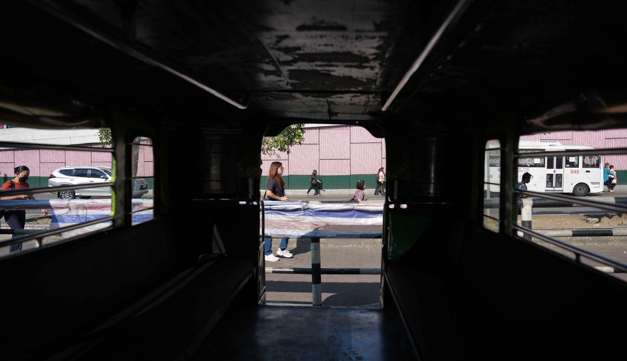 Kebijakan tersebut adalah dengan mengizinkan penggunaan sementara dan terbatas bahan bakar minyak (BBM) jenis Euro II. Tampak dalam foto, para penumpang melewati sebuah jeepney penumpang kosong di terminal kota Pasay, Filipina, pada Senin, 23 Maret 2026. (AP Photo/Aaron Favila)