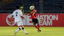 Penyerang timnas Timor Leste U-23, Feliciano Pinheiro Goncalves (kanan) menahan bola saat laga melawan Brunei Darussalam di kualifikasi grup H Piala Asia 2016 di Stadion GBK Jakarta, (31/3/2015). Timor Leste unggul 3-0. (Liputan6.com/Helmi Fithriansyah)