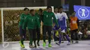 Pemain Timnas Futsal Indonesia merayakan kemenangan atas IPC Pelindo II saat laga uji coba di Jakarta, Minggu (15/1). Timnas Futsal Indonesia akan melakoni laga piala AFF 2017, akhir Januari. (Liputan6.com/Helmi Fithriansyah)