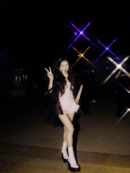 Lalu di Coachella,  ia tampil dengan atas korset dan mini skirt pink yang serasi dengan bootsnya. @sooyaaa_
