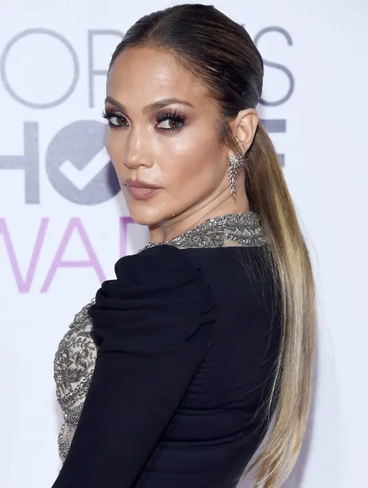 Seperti yang dilaporkan aceshowbiz, seorang sumber mengatakan JLo tak berkata apapun yang menggambarkan keseriusan hubungannya dengan Drake. Ia mengatakan Drake hanya memintanya kolaborasi dengannya. (AFP/Bintang.com)