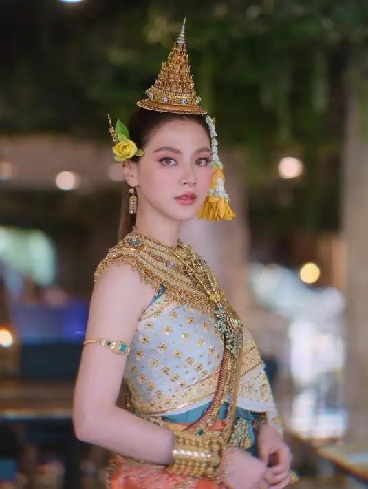 Baifern sangat populer di Instagram dengan sudah memiliki 11 juta followers. Aktris top Thailand ini sering mengabadikan gaya penampilannya di Instagram seperti pakai Chut Thai. Pakaian adat tradisional Thailand ini sangat cocok dikenakan Baifern dan kian menambah aura kecantikannya. (Liputan6.com/IG/@baifernbah)