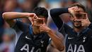 Selebrasi Son Heung-min (kiri) dan James Maddison setelah kemenangan 5-1 Tottenham atas Burnley dalam pertandingan pekan keempat Liga Inggris 2023/2024 yang berlangsung di Turf Moor, Sabtu (2/9/2023). Tiga gol yang disarangkan ke gawang Burnley membuat Son Heung-min telah mengoleksi 106 gol di Premier League yang melampaui torehan dari Didier Drogba yang mengoleksi 104 gol dan juga Cristiano Ronaldo yang mengoleksi 103 gol. (AFP/Paul Ellis)