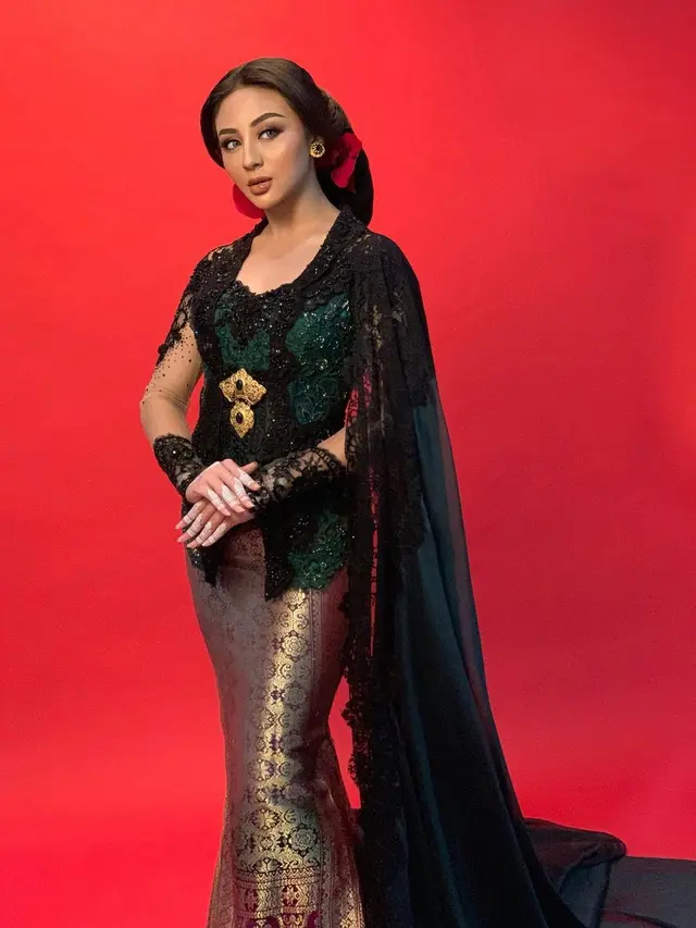 Pakai Kebaya dan Adat Lampung, Ini 6 Pesona Margin Wieheerm Calon Istri Ali Syakieb