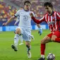 Penyerang Atletico Madrid, Joao Felix, berusaha melewati bek Chelsea, Cesar Azpilicueta, pada laga Liga Champions di Arena Nationala, Rumania, Rabu (24/02/2021). Chelsea menang dengan skor 1-0. (AP/Vadim Ghirda)