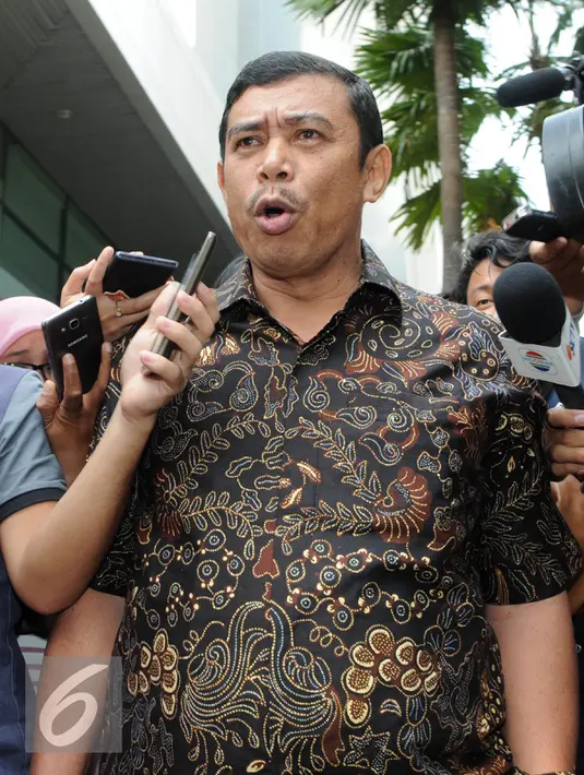 Hakim PN Jakarta Utara Hasoloan Sianturi menjawab pertanyaan wartawan usai menjalani pemeriksaan KPK, Jakarta, Jumat (22/7). Sebanyak empat Hakim PN Jakarta Utara diperiksa sebagai saksi atas tersangka Samsul Hidayatullah. (Liputan6.com/Helmi Afandi)
