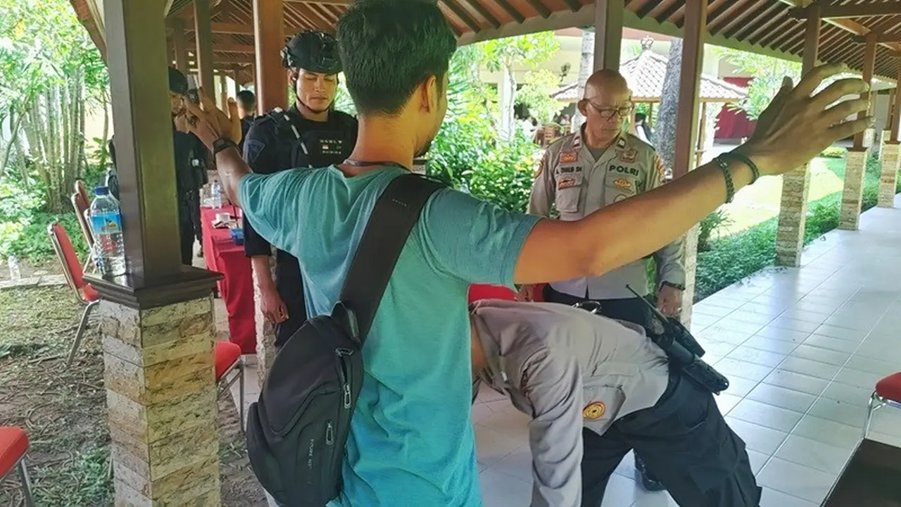 Tamu Undangan Diperiksa Aparat sebelum Memasuki Tempat Pleno KPU Provinsi NTB