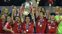 Kapten Bayern Munchen Philipp Lahm mengangkat trofi Liga Champions 2012-2013. (AFP/Adrian Dennis)