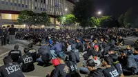 Suporter Persis Solo menggelar aksi di luar Stadion Manahan, Solo, Selasa (3/12/2024) saat timnya menjamu Barito Putera pada pekan ke-12 BRI Liga 1 2024/2025. Mereka menyampaikan tiga tuntutan kepada pihak manajemen. (Bola.com/Radifa Arsa)