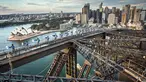 Sejumlah praktisi Tai Chi melakukan latihan di atas Jembatan Sydney Harbour, Australia, Selasa (2/5). Ini merupakan pertama kalinya para prakstisi Tai Chi berlatih di atas puncak jembatan setinggi 134 meter. (Handout / BRIDGECLIMB SYDNEY / AFP)