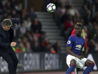 Pelatih Southampton, Claude Puel (kiri) terkena bola saat timnya melawan Manchester United pada lanjutan Premier League di  St Mary's, Southampton, (17/5/2017). MU bermain imbang 0-0 melawan Soton. (Andrew Matthews/PA via AP)