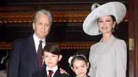 Michael Douglas dan Catherine Zeta-Jones bersama dua anaknya [Foto: Telegraph]