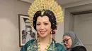 Fitri pun mengenakan hiasan emas di atas sanggul khas perempuan bugis. Wajahnya dipoles oleh Bumiauw mengaplikasikan blush on coral senada dengan lipstiknya. [@bumiawu]