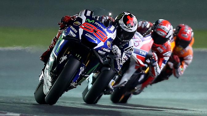Pebalap Movistar Yamaha, Jorge Lorenzo, memimpin di depan Andrea Dovizioso dan Marc Marquez pada balapan MotoGP Qatar di Sirkuit Losail, Senin (21/3/2016) dini hari WIB. (AFP/Karim Jaafar)
