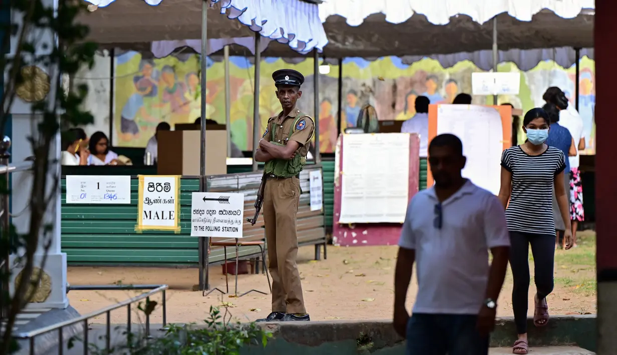 Seorang polisi berjaga di sebuah tempat pemungutan suara dalam pemilihan presiden Sri Lanka di Kolombo pada 21 September 2024. (Ishara S. KODIKARA/AFP)