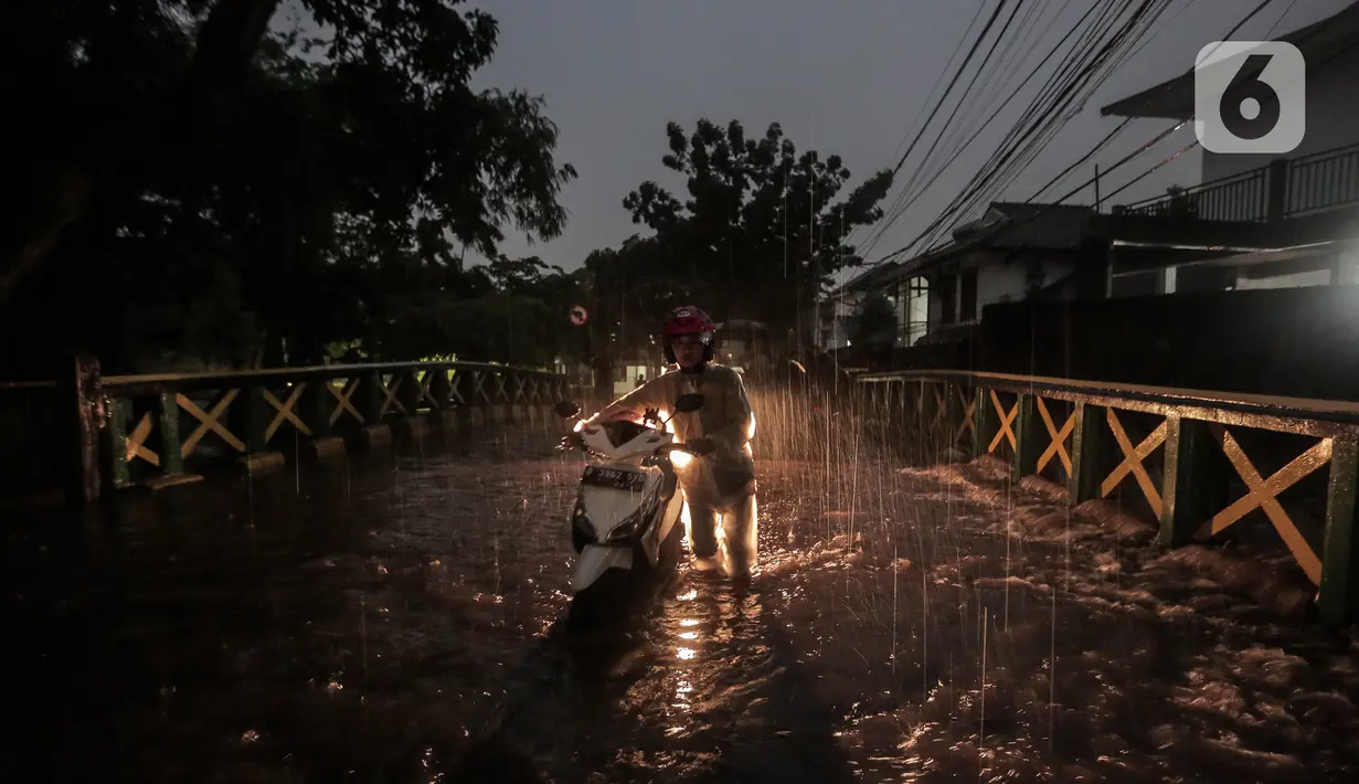Warga mendorong motor saat banjir di jalan Bank, Jakarta Selatan, Selasa (4/10/2022). Hujan yang mengguyur wilayah Ibu Kota Jakarta mengakibatkan banjir menggenangi kawasan Kemang, Jakarta. (Liputan6.com/Johan Tallo)