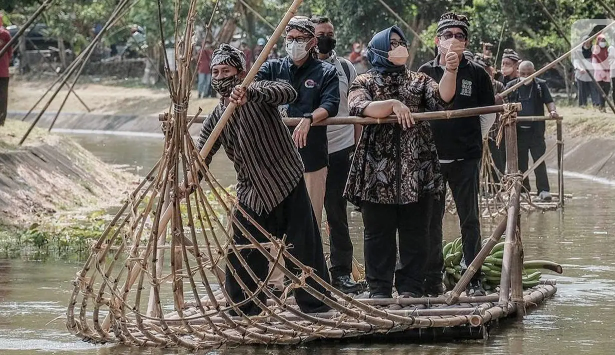 Menanggapi keluhan para ibu-ibu Sandiaga Uno memastikan kepada Bupati bahwa,pasar budaya Sangiran akan mulai dibuka per Selasa secara bertahap dengan tetap menerapkan protokol kesehatan. Sandiaga juga meminta untuk menyeragamkan etalase sehingga higenitas dagangan terjaga. (Liputan6.com/HO/Parekraf)