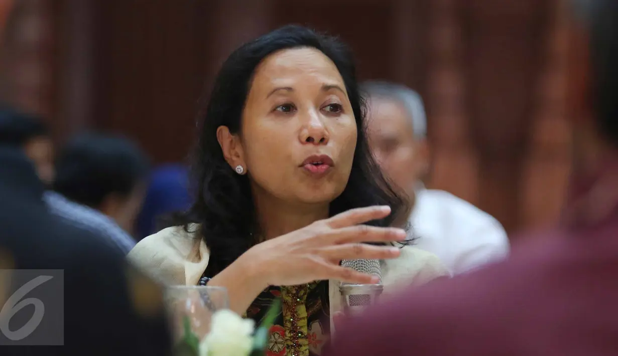 Menteri BUMN, Rini Soemarno ketika menghadiri acara buka bersama sejumlah pemimpin redaksi media, di Plaza Mandiri, Jakarta, Rabu (22/6). Acara tersebut juga dihadiri sejumlah petinggi perusahaan pelat merah. (Liputan6.com/Angga Yuniar)