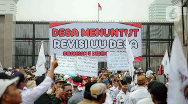 Sejumlah perangkat desa yang tergabung dalam Persatuan Perangkat Desa Indonesia (PPDI) berunjuk rasa di depan Gedung DPR, Jakarta, Kamis (23/7/2023). Dalam aksinya, mereka mendesak DPR dan pemerintah untuk merevisi UU No. 6 Tahun 2014 tentang Desa. (Liputan6.com/Faizal Fanani)