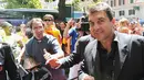 Barcelona&acute;s president Joan Laporta walks to the hotel upon his team&#039;s arrival in Rome on May 26, 2009 on the eve of the UEFA Champions League final opposing FC Barcelona to Manchester United. AFP PHOTO/ALBERTO PIZZOLI