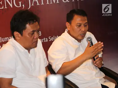 Politisi Partai Keadilan Sejahtera, Mardani Ali Sera (kanan) memberikan paparan pada survei elektabilitas Cagub dan Cawagub Pilkada 2018 di empat provinsi oleh Roda Tiga Konsultan (RTK) di Jakarta, Jumat, (22/6). (Liputan6.com/Fery Pradolo)