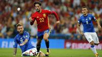 Aksi pemain Spanyol, Isco melewati adangan pemain Italia, Daniele De Rossi (kiri) pada laga Grup G Kkualifikasi Piala Dunia 2018 di Santiago Bernabeu stadium, Madrid, (2/9/2017). Spanyol menang 3-0. (AP/Paul White)