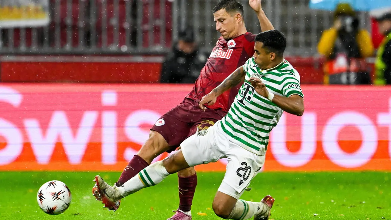Pemain Ferencvaros, Cadu (kiri), dan pemain Salzburg, Stefan Lainer
