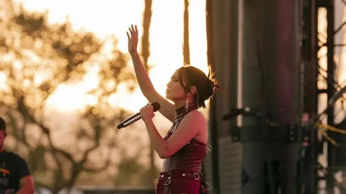 8 Gaya Nyentrik Niki Zefanya Tampil Perdana di Coachella 2022