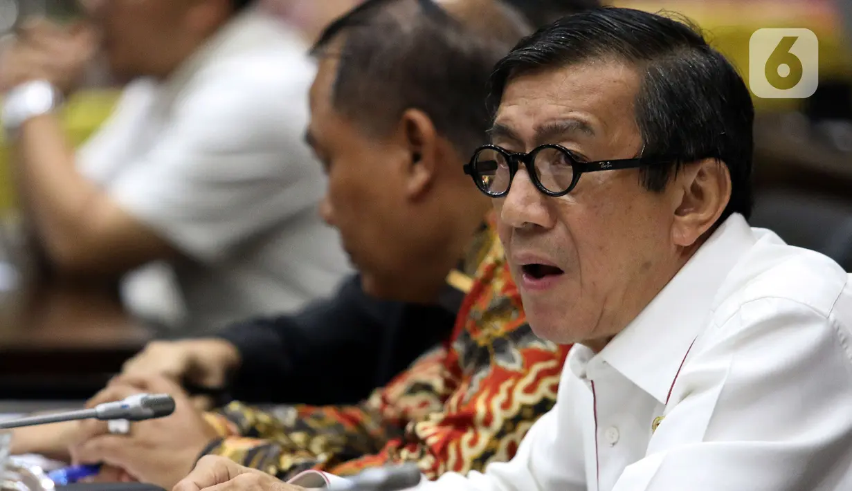 Menkum HAM Yasonna Laoly mengikuti Rapat Kerja dengan Badan Legislasi DPR di Senayan, Jakarta, Rabu (4/12/201). Rapat membahas sejumlah rancangan undang-undang (RUU) yang menjadi program legislasi nasional (prolegnas) 2019-2024 maupun RUU prolegnas prioritas 2020. (Liputan6.com/Johan Tallo)