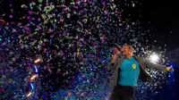 Aksi vokalis band Coldplay, Chris Martin saat konser tur Eropa pertama mereka di arena adu banteng Las Ventas di Madrid, Spanyol pada tanggal 26 Oktober 2011. (AP Photo/Paul White)