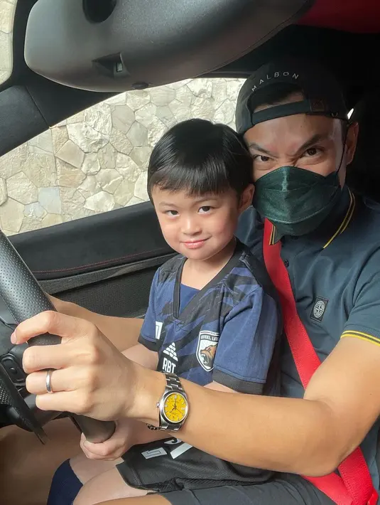 Potret gemas Harvey Moeis memangku Raphael Moeis di dalam mobil, keduanya mengenakan jersey berwarna gelap. [Foto: Instagram/raphaelmoeis]