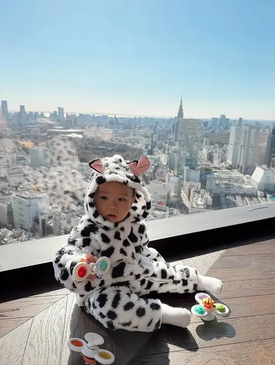 Tak hanya jadi bayi kelinci, Baby Kyarra juga terlihat jadi bayi sapi dengan jaket dan celana yang serupa [@jscmila]