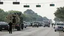 Kendaraan responder darurat berbaris di depan Santa Fe High School Texas, Amerika Serikat, Jumat (18/5). Tersangka telah diamankan polisi atas nama Dimitrios Pagourtzis, seorang pemuda 17 tahun. (Steve Gonzales/Houston Chronicle via AP)