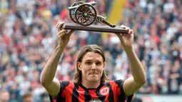 Alexander Meier. Striker yang pensiun pada 2020 bersama Western Sidney di A-League pernah dua kali menjadi top skor di Liga Jerman bersama Eintracht Frankfurt. Pertama pada 2011/2012 di Bundesliga 2 dan 2014/2015 di Bundesliga. Namun tak sekalipun gelar Liga Jerman diraihnya. (AFP/Torsten Silz)