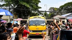 Kerabat berkumpul di sekitar bus yang membawa tahanan yang dibebaskan di luar penjara Insein di Yangon pada 17 April 2023. (AFP/STR)