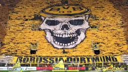 Fans Dortmund melakukan aksi-aksi koreografi di Stadion Signal Iduna Park untuk menyemangati tim idolanya bermain.