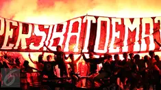  Suporter tim Maung Bandung bersorak sambil menyalakan suar usai menyaksikan laga Persib melawan Mitra Kukar FC di babak 8 besar Piala Presiden 2017 di Stadion Manahan, Solo, Sabtu (25/2). Persib lolos ke semifinal. (Liputan6.com/Helmi Fithriansyah) 