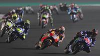 Pebalap Movistar Yamaha, Maverick Vinales, berada di posisi terdepan saat MotoGP Qatar. Dalam seri perdana tersebut, pria asal Spanyol itu berhasil meraih juara dengan catatan waktu 38 menit 59,999 detik. (AFP/Karim Jaafar)