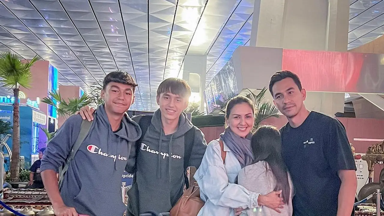 7 Momen Darius Sinathrya dan Donna Agnesia Antar Kedua Putranya Sekolah Sepak Bola