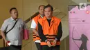 Dirut PT Rudi Jaya, Ibnu Ghopur (depan) dan penyuap Bupati Sidoarjo Saiful Ilah, Totok Sumedi usai menandatangani berkas P21 di Gedung KPK, Jakarta, Kamis (5/3/2020). Keduanya akan segera disidangkan terkait suap proyek infrastruktur di Dinas PUPR Kabupaten Sidoarjo. (merdeka.com/Dwi Narwoko)