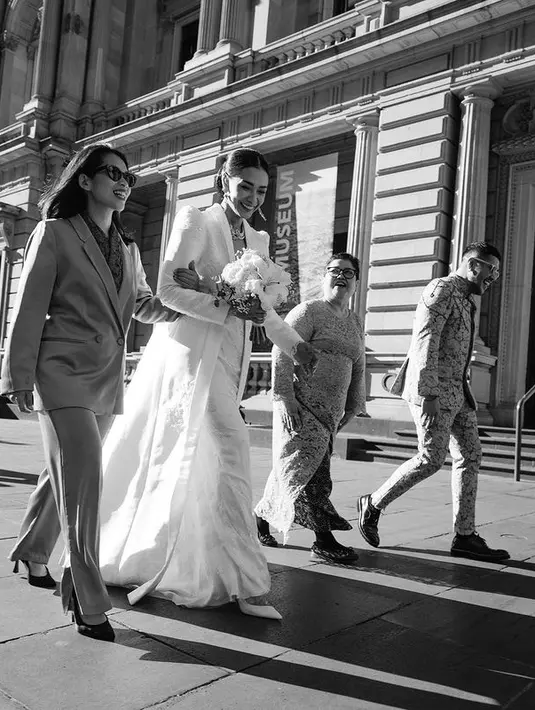 <p>Dalam balutan nuansa putih, Paduan kebaya kutu baru yang dibuat lebih grande, berpotongan panjang serta lengan puffy menjadikan tampilannya semakin sempurna. [Foto: Instagram/ Adiniawrst]</p>