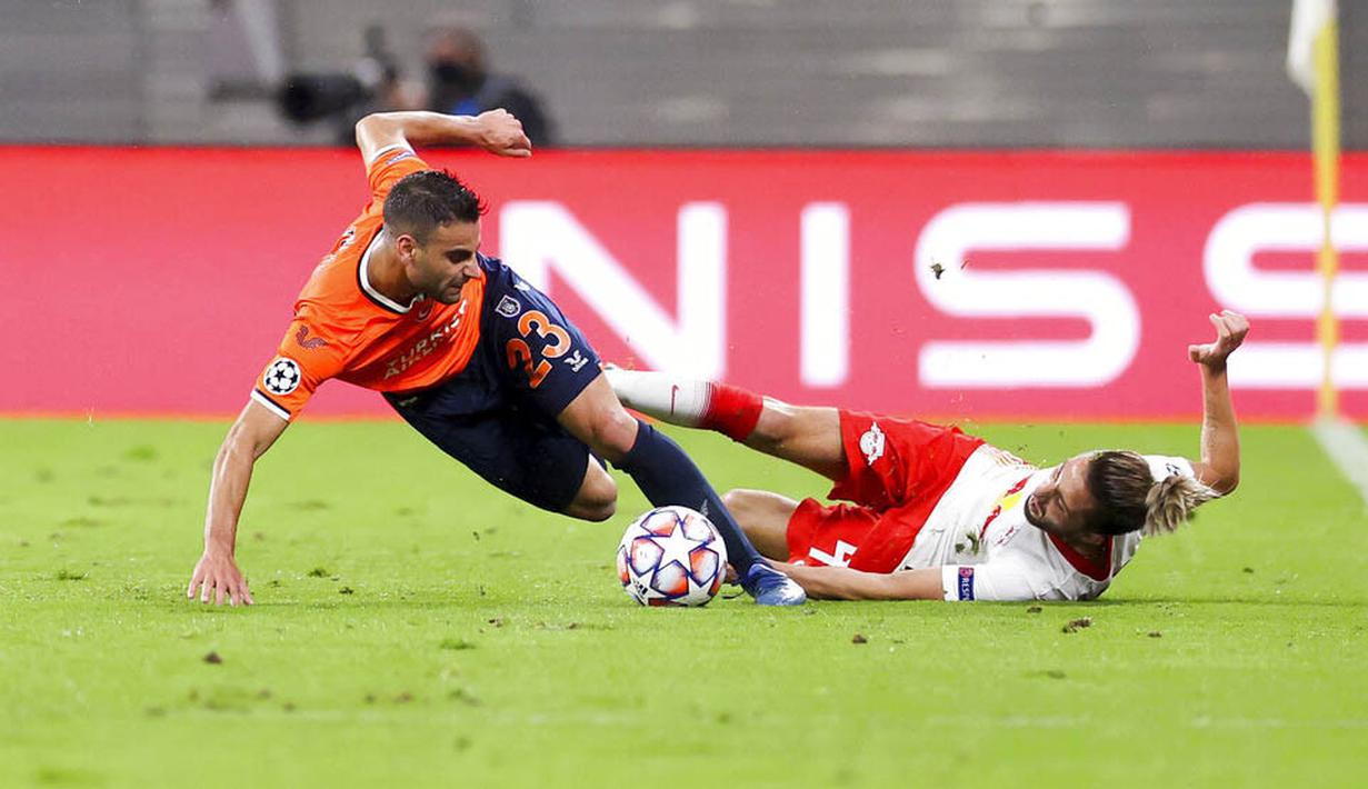 Pemain RB Leipzig, Kevin Kampl, berebut bola dengan pemain Basaksehir, Deniz Turuc, pada laga Liga Champions di Stadion RB Arena, Rabu (21/10/2020). RB Leipzig menang dengan skor 2-0. (Jan Woitas/dpa via AP)