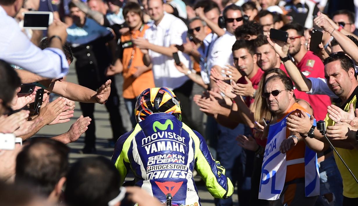 Walaupun gagal menjadi juara dunia MotoGP 2015, Valentino Rossi tetap disambut hangat penggemarnya dalam GP Valencia di Sirkuit Ricardo Tormo, Valencia, Spanyol, (8/11/2015). (AFP Photo/Javier Soriano)