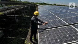 Pekerja merawat solar cell di Pembangkit Listrik Tenga Surya (PLTS) 1 MWp, Bangli, Bali, Selasa (31/8/2021). PLTS 1 MWp ini dikelola secara mandiri oleh BUMD Perusahaan Daerah Bhukti Mukti Bhakti di bawah Pemkab Bangli. (merdeka.com/Arie Basuki)