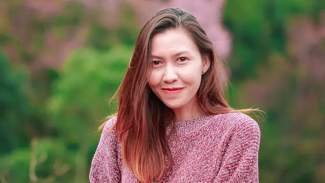 dewasa tenang mandiri tersenyum bahagia