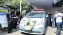 Mobil ambulans telah dipersiapkan, dilengkapi karangan bunga untuk mengantarkan jenazah Mike Mohede ke peristirahatan terakhirnya di pemakaman umum di Tanah Kusir hari ini. (Galih W. Satria/Bintang.com)