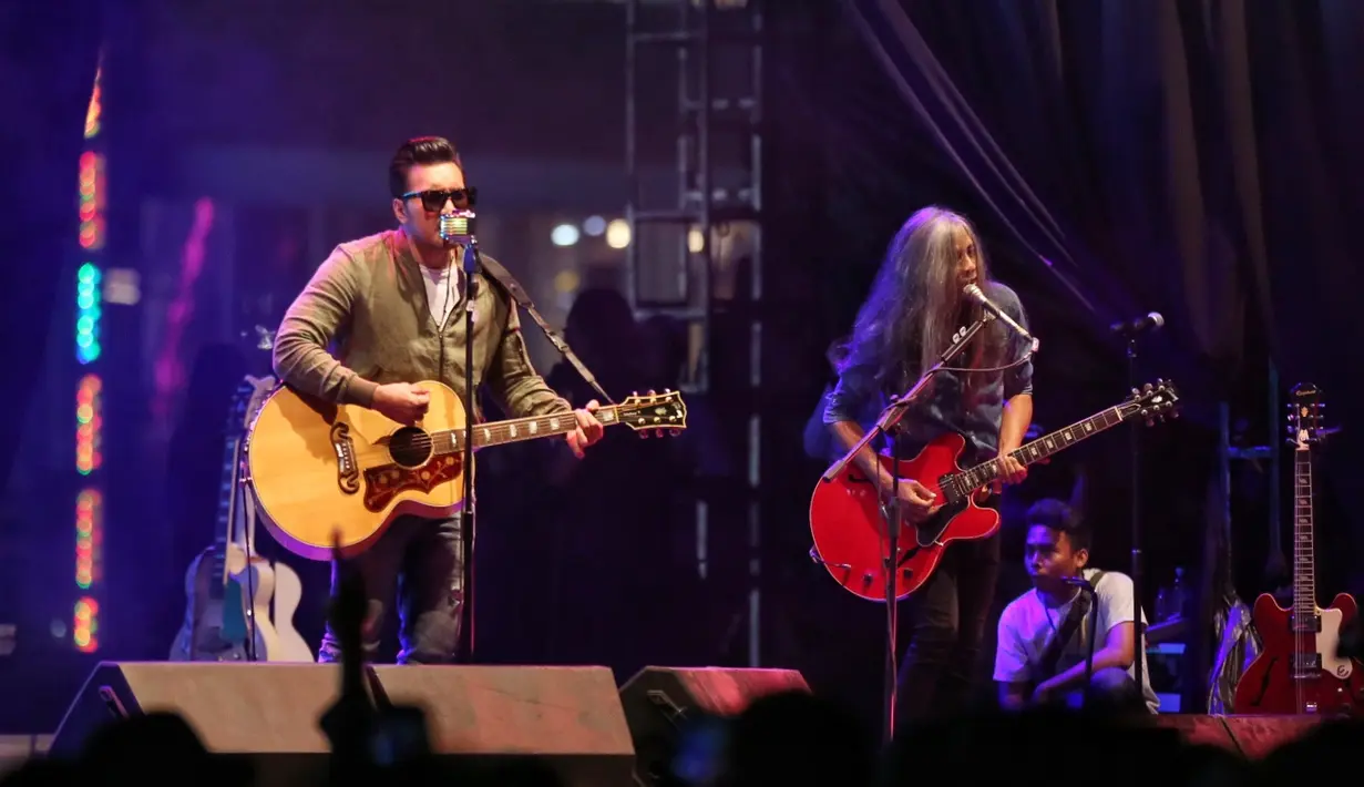 (Bukan hanya sekedar melantunkan lagu-lagu andalannya, namun di panggung itu juga sang vokalis, David di tengah-tengah penampilannya memberikan bocoran terkait single terbarunya yang akand datang. (Adrian Putra/Bintang.com)
