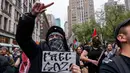 Para demonstran berkumpul untuk memprotes pengeboman Israel atas Gaza di Manhattan pada 12 April 2024 di New York City. (Spencer Platt/Getty Images North America/Getty Images via AFP)