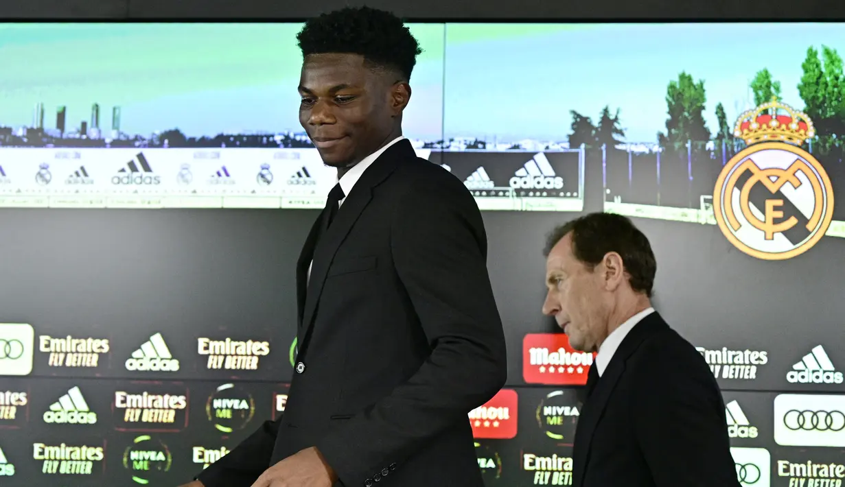 Gelandang Prancis Aurelien Tchouameni (kiri) tiba untuk mengadakan konferensi pers selama perkenalan resminya sebagai pemain baru Real Madrid CF di Ciudad Real Madrid di Valdebebas, Selasa (14/6/2022). Seperti diberitakan sebelumnya, Madrid memenangi perburuan Tchouameni. Peresmian transfer ini diumumkan pada Sabtu (11/6) lalu. (JAVIER SORIANO / AFP)