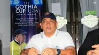 Pelatih Persekam Metro FC, Raja Isa, membawa pemain junior ke Malaysia. (Bola.com/Iwan Setiawan)